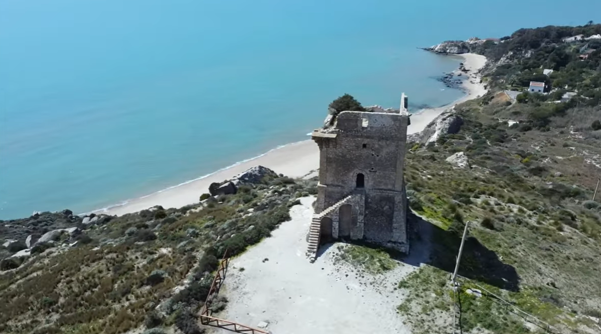 La Torre di Manfria affacciata sulla spiaggia e sul mare turchese